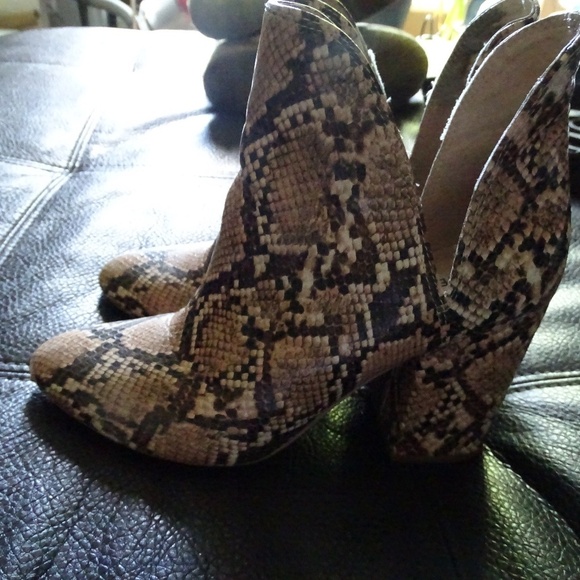 Steve Madden SNAKE SKIN LIKE ANKLE BOOTS - Picture 1 of 4